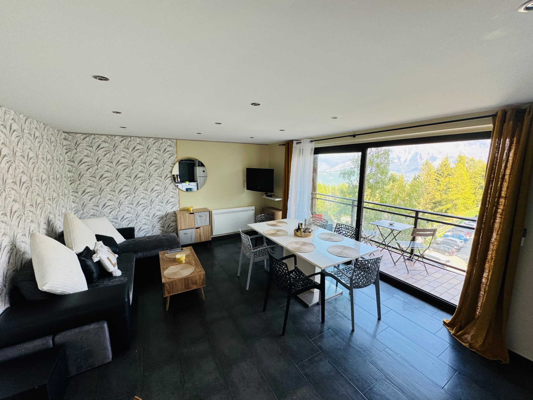 Grand séjour du Corbier Lodge 43 avec sa baie vitrée de 3,5 mètres